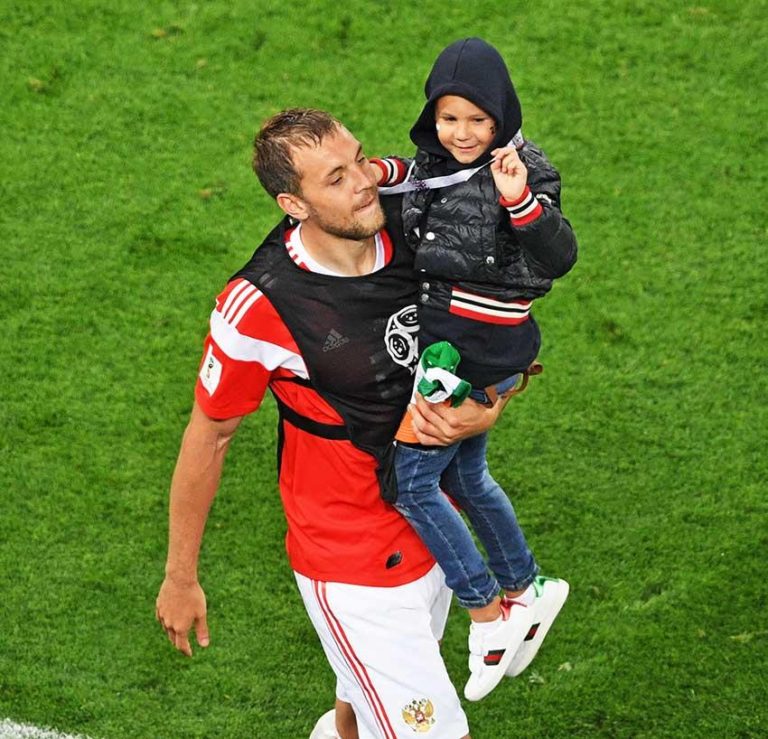 Жена Артема Дзюбы биография, фото с женой и сыном, новости