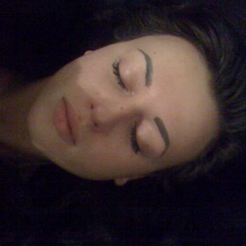 Сара Окс без макияжа спит