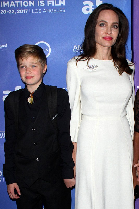 Дочь Анджелины Джоли и Брэда Питта Шайло считает себя мальчиком